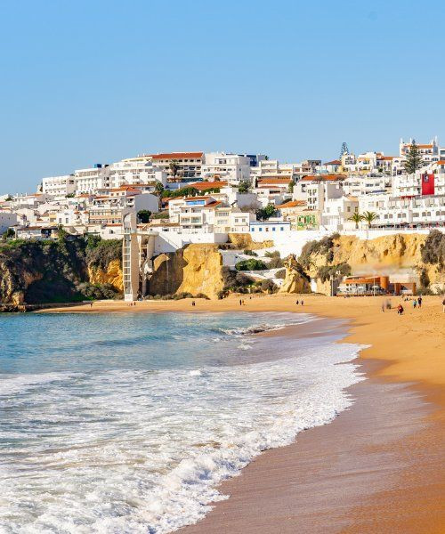 Plage et vieille ville d'Albufeira - Algarve - Portugal