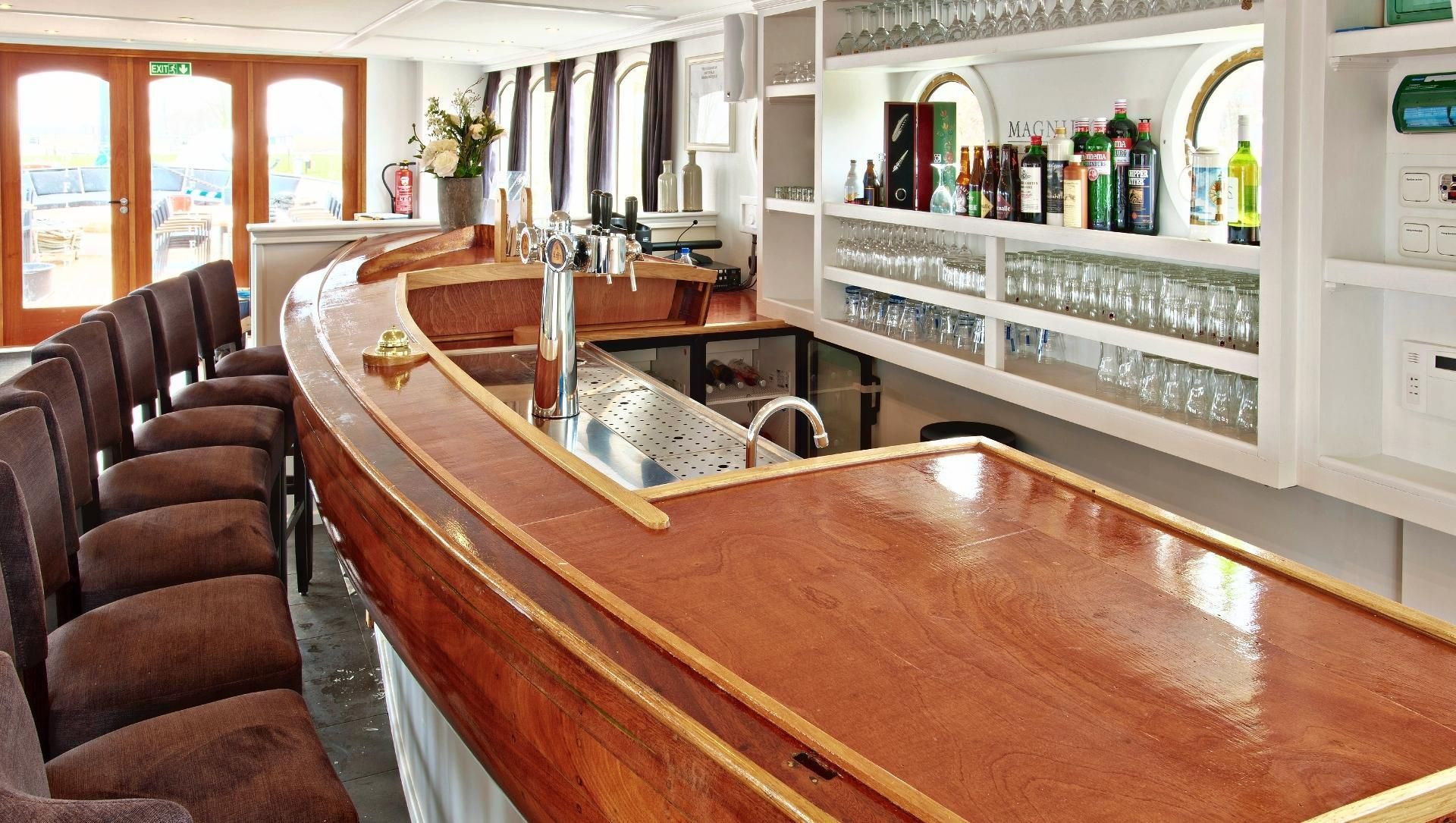 Bar du bateau-péniche Magnifique II - Hollande - Pays-Bas