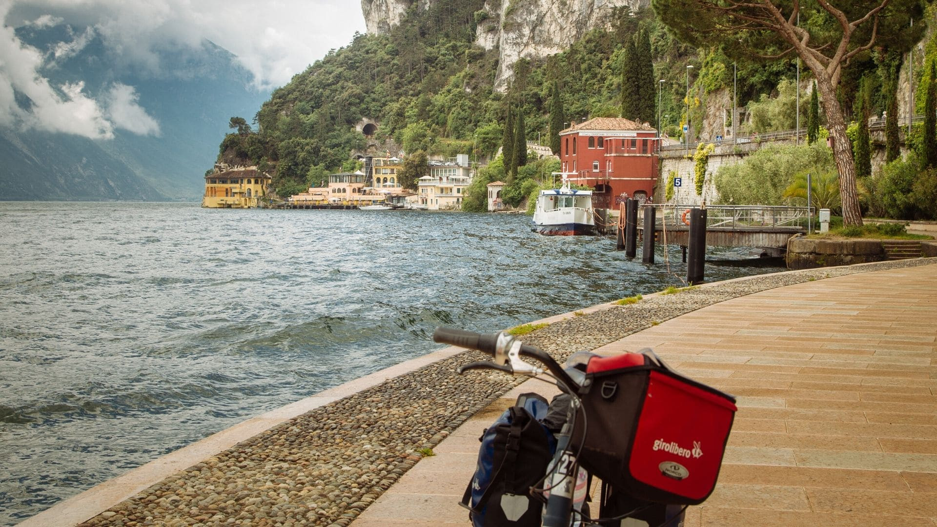 © Yvonne Toussaint Vélo sur la promenade au bord du lac de Garde - Italie