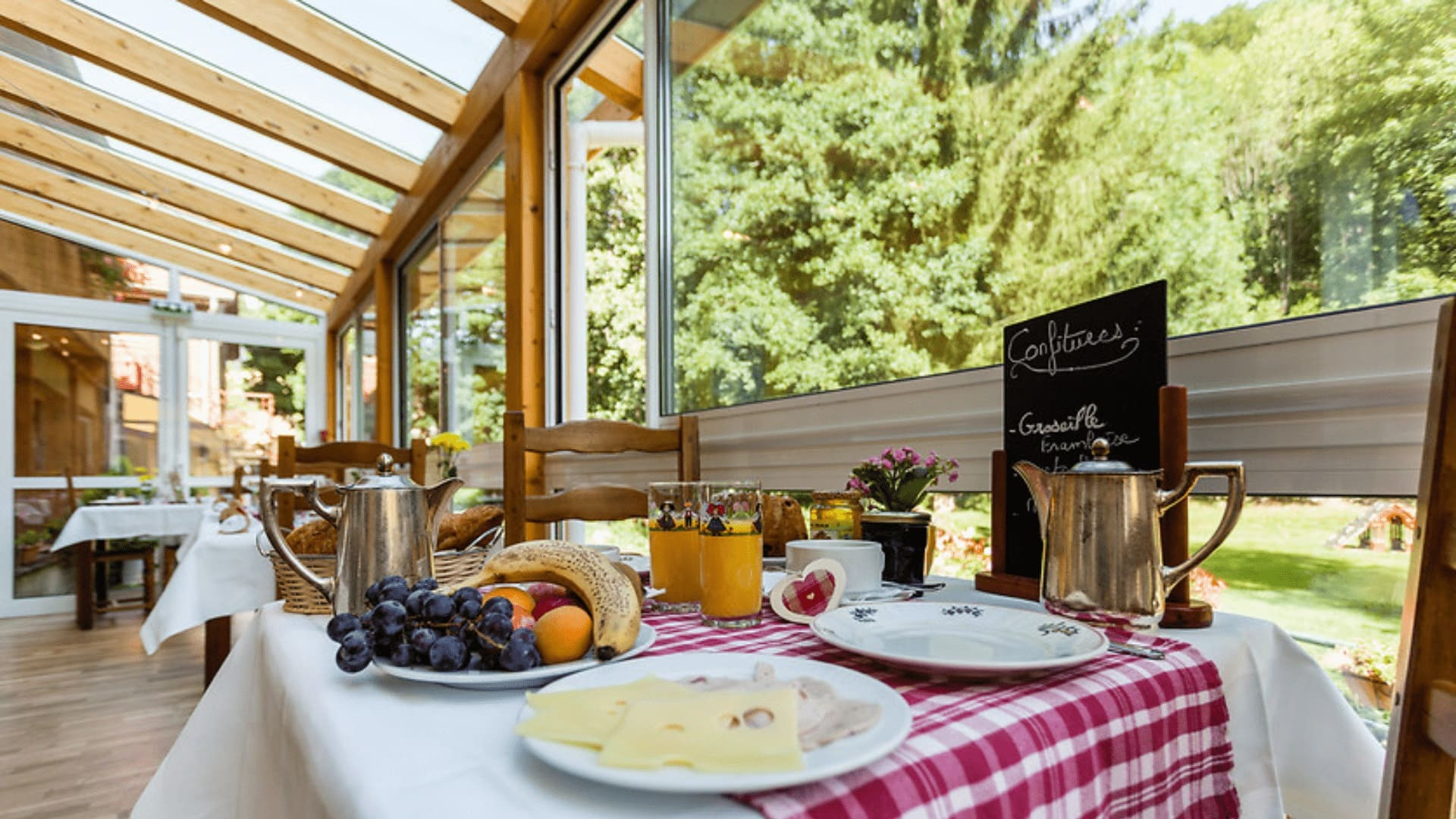 © Yvonne Toussaint Petit-déjeuner dans la véranda d'une maison d'hôtes - Vosges - France