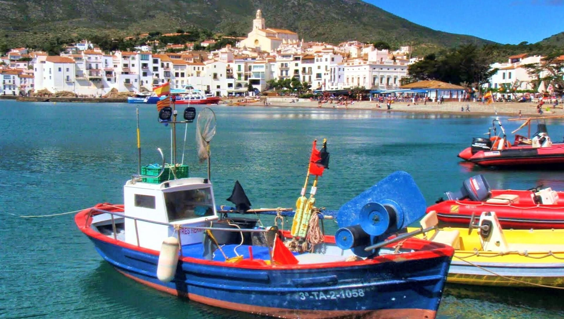 © Alain Bry Port de Cadaqués et bateaux - Costa Brava - Espagne