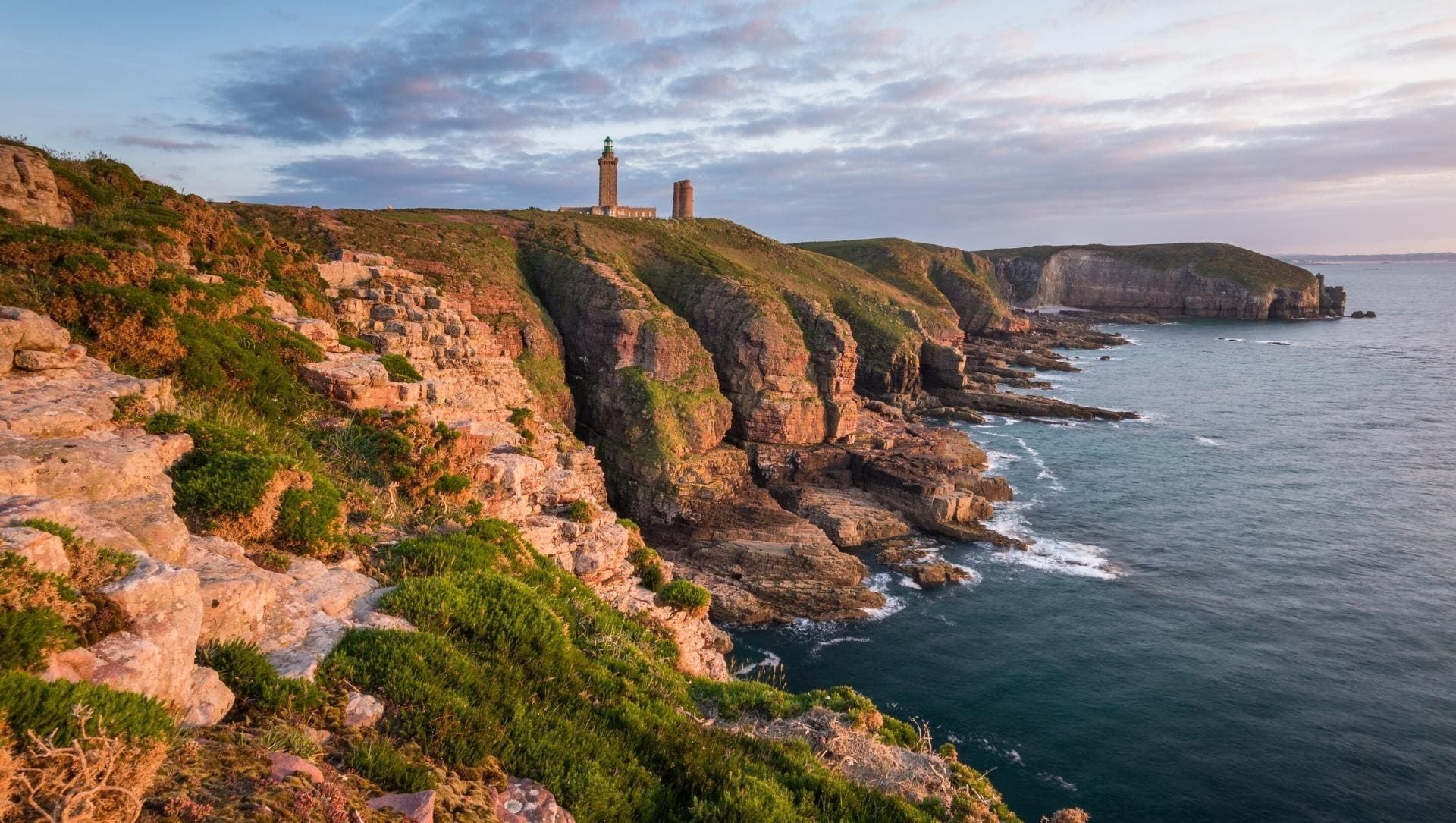 Falaises et phare du cap Fréhel - Bretagne - France