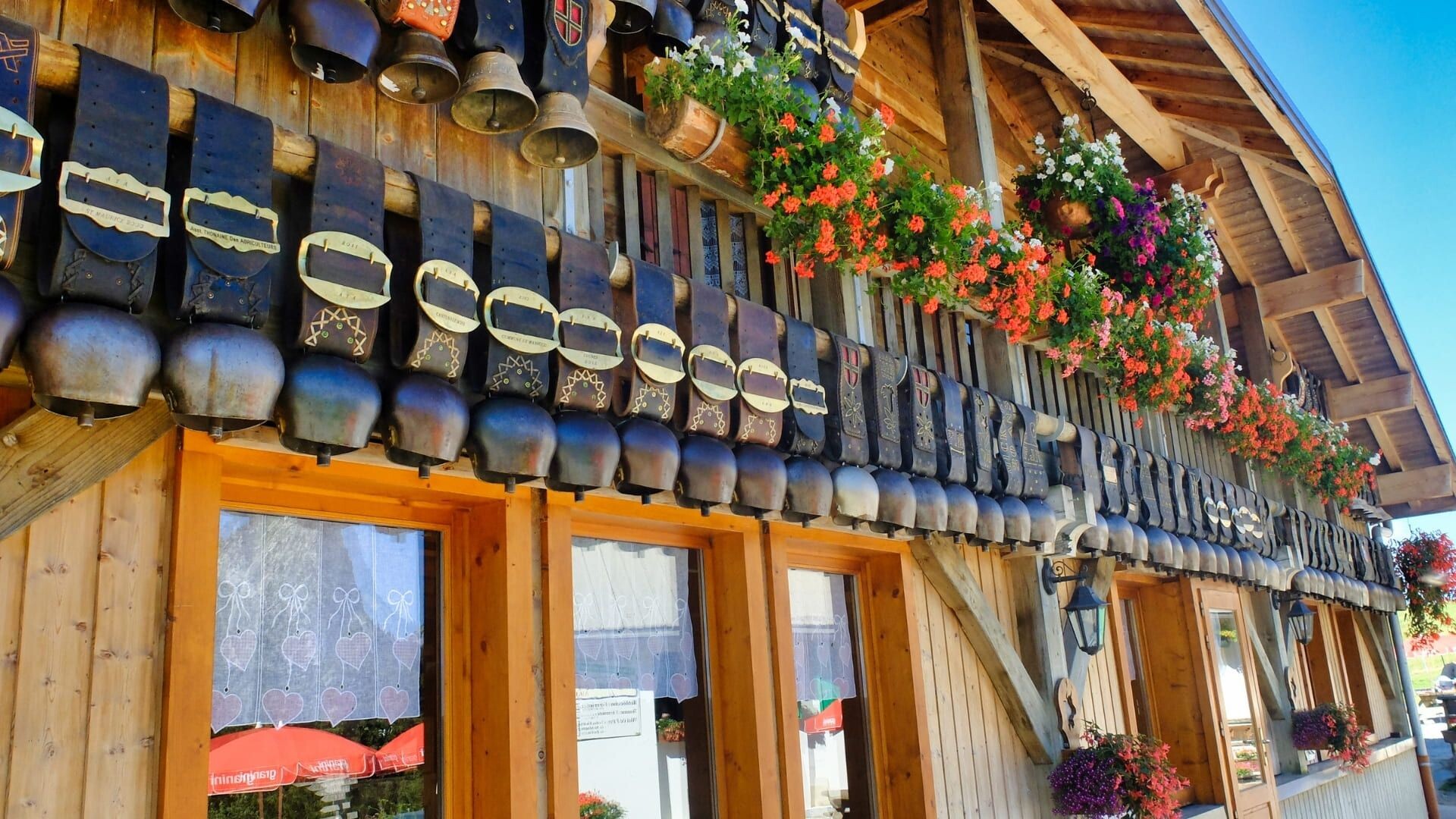 © Thomas Praire Traditioneel chalet in de Aravis, illustratie van het berggebied