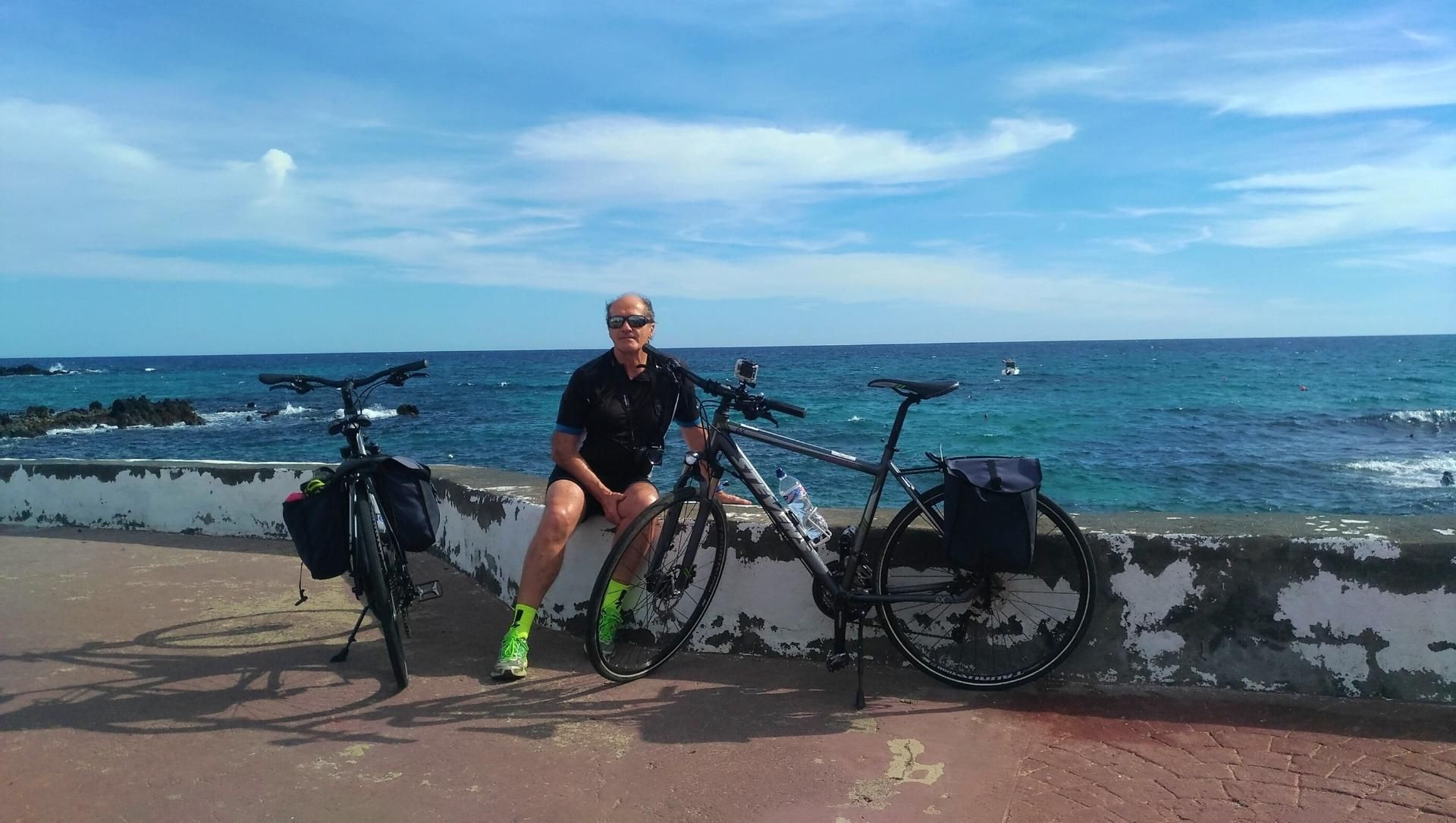 © Anne-Marie Billault Pause à vélo au bord de l'Atlantique - Lanzarote - Canaries - Espagne