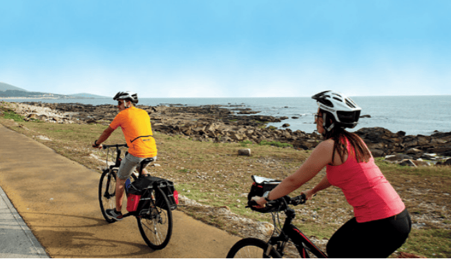Cyclistes le long de l'océan Atlantique - Minho - Portugal
