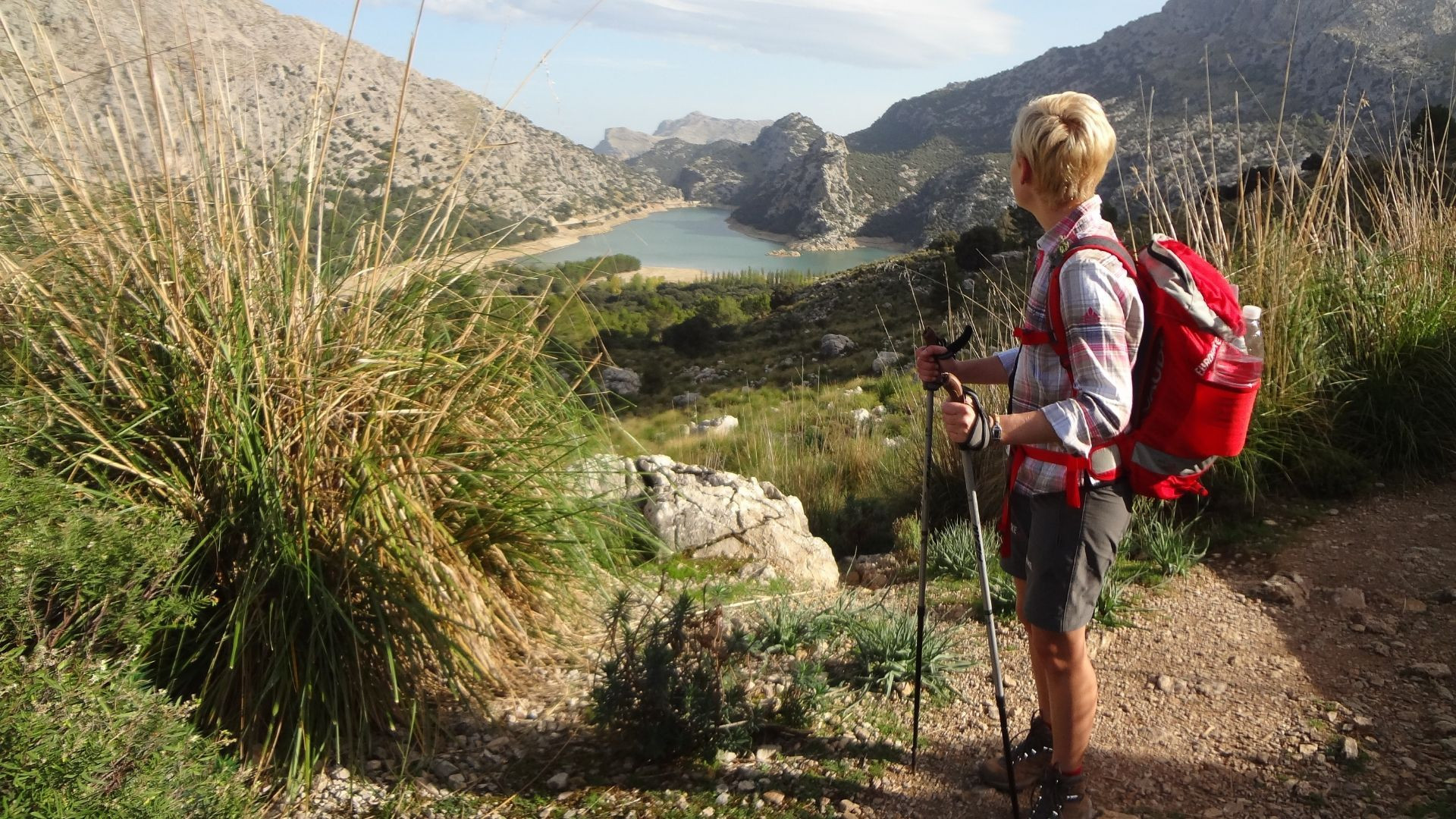 Randonneuse au-dessus du lac de Cúber - Majorque - Espagne