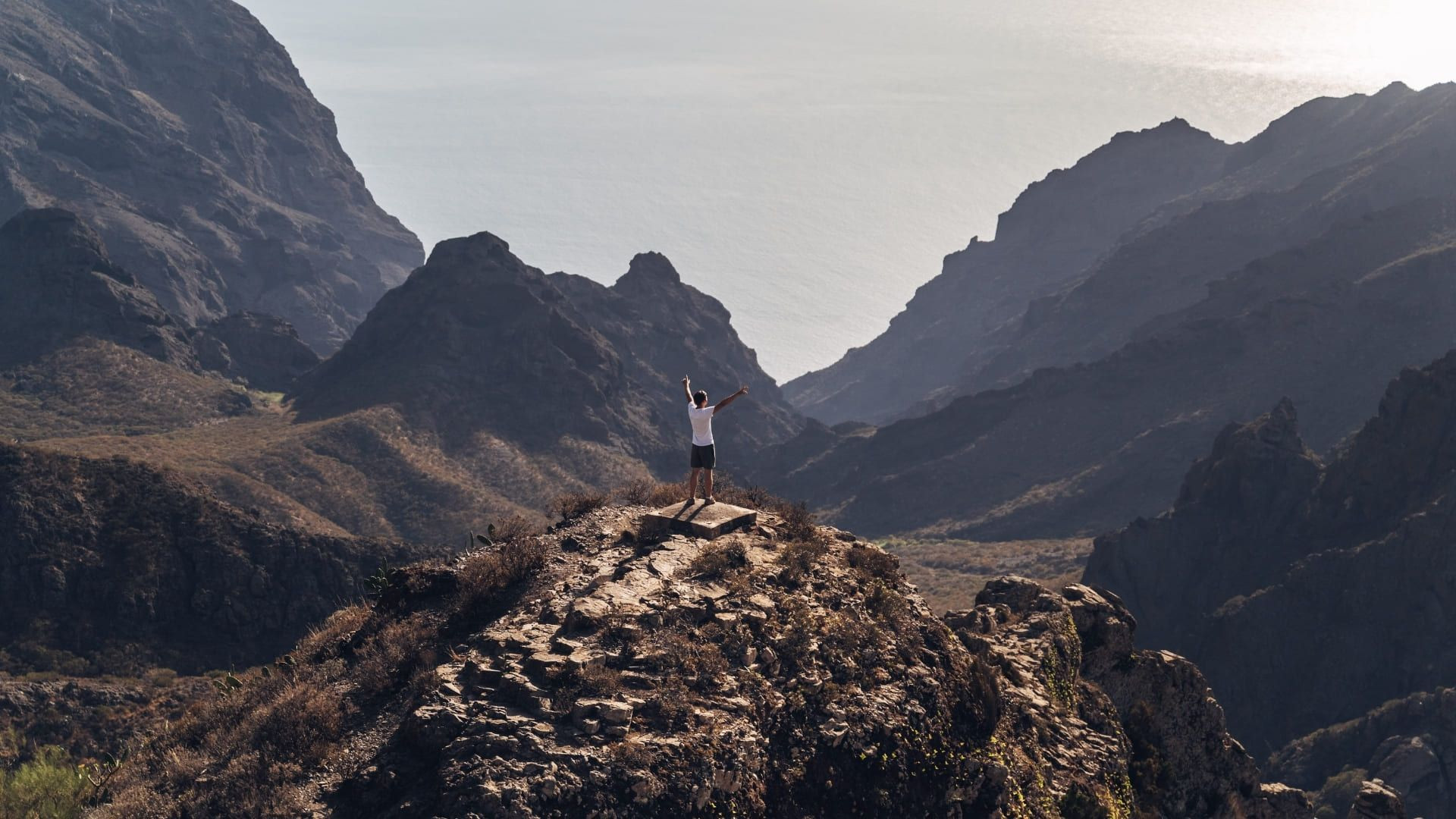 © Majestic Lukas (Unsplash) Randonneur sur une crête rocheuse - La Gomera - Canaries - Espagne