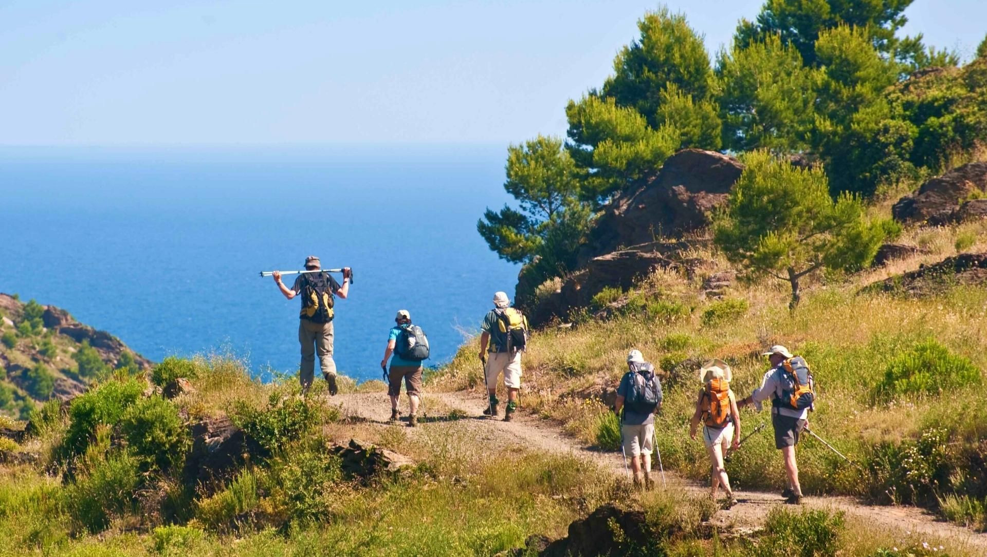 © Laurence Fleury Randonneurs au-dessus de la baie de Cadaqués - Costa Brava - Espagne