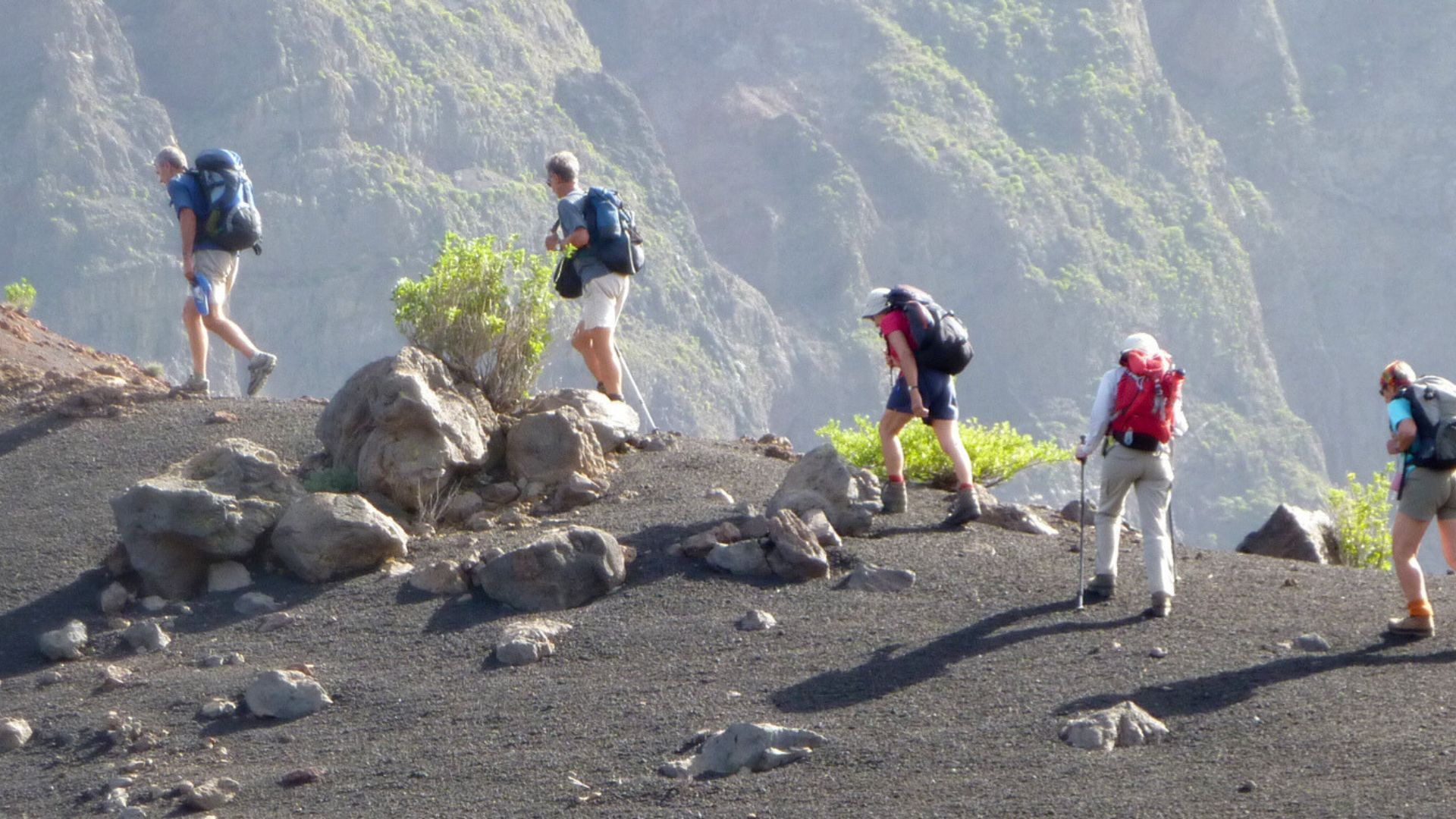 Randonneurs sur une pente volcanique - Cap-Vert