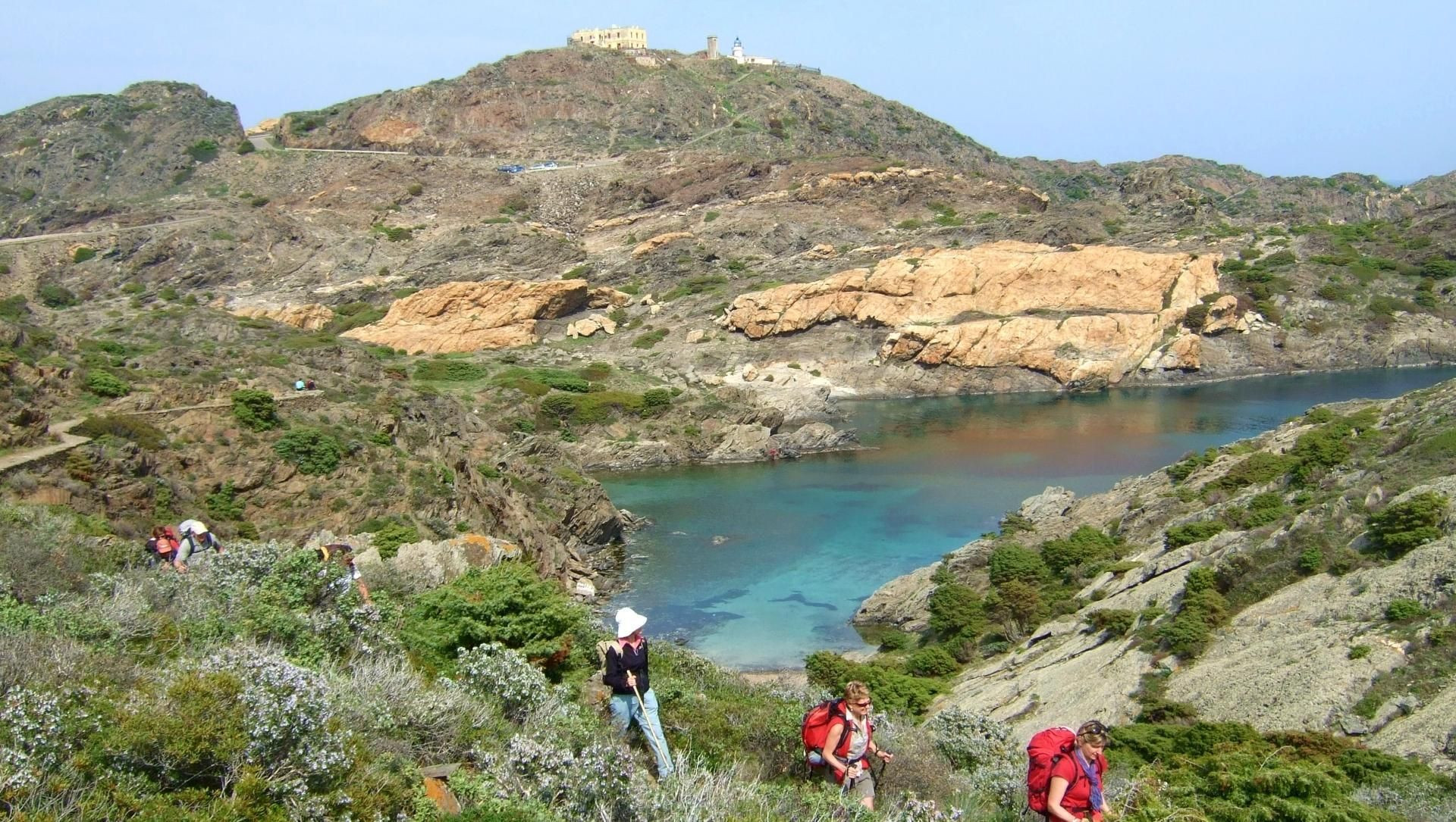 © Bruno Marin Randonneurs sur le sentier côtier - Cap de Creus - Catalogne - Espagne