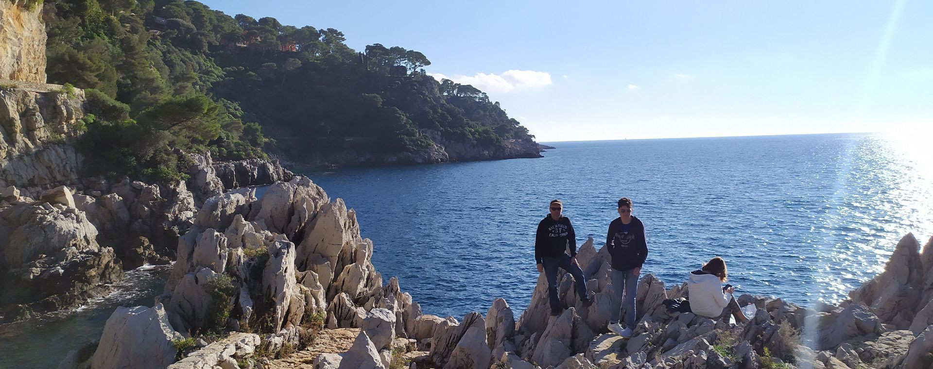 Randonneurs sur les rochers du littoral près de Menton - Côte d'Azur - France