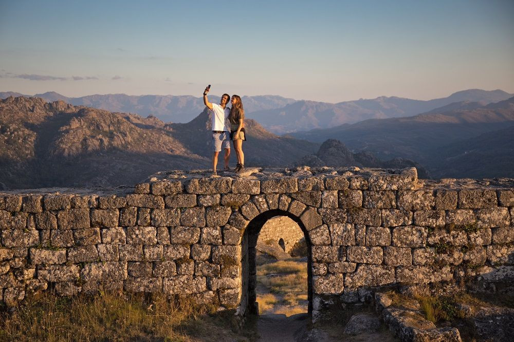 © Authentic Trails Randonneurs sur des ruines - Parc national de Peneda-Gerês - Portugal