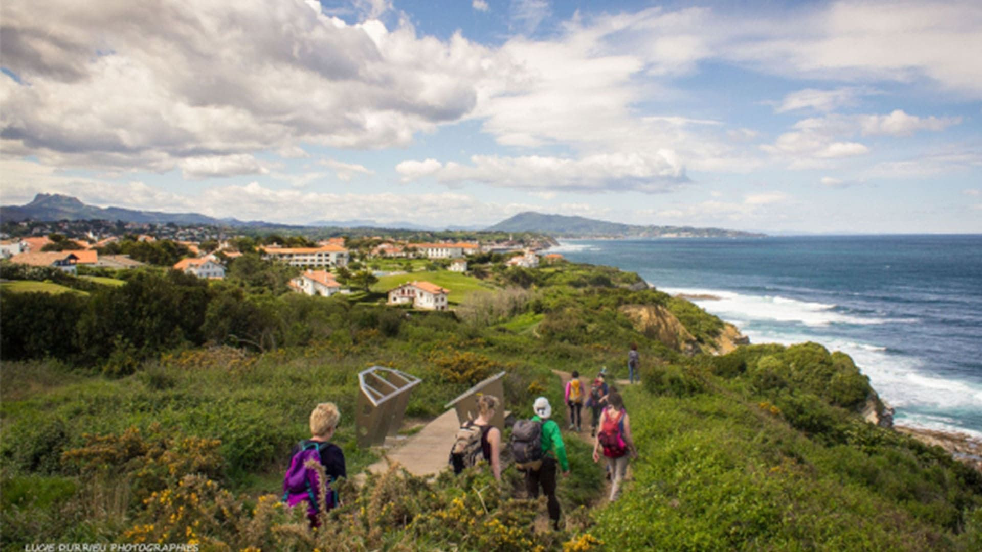 Randonneurs sur le sentier littoral basque - Pays basque - France