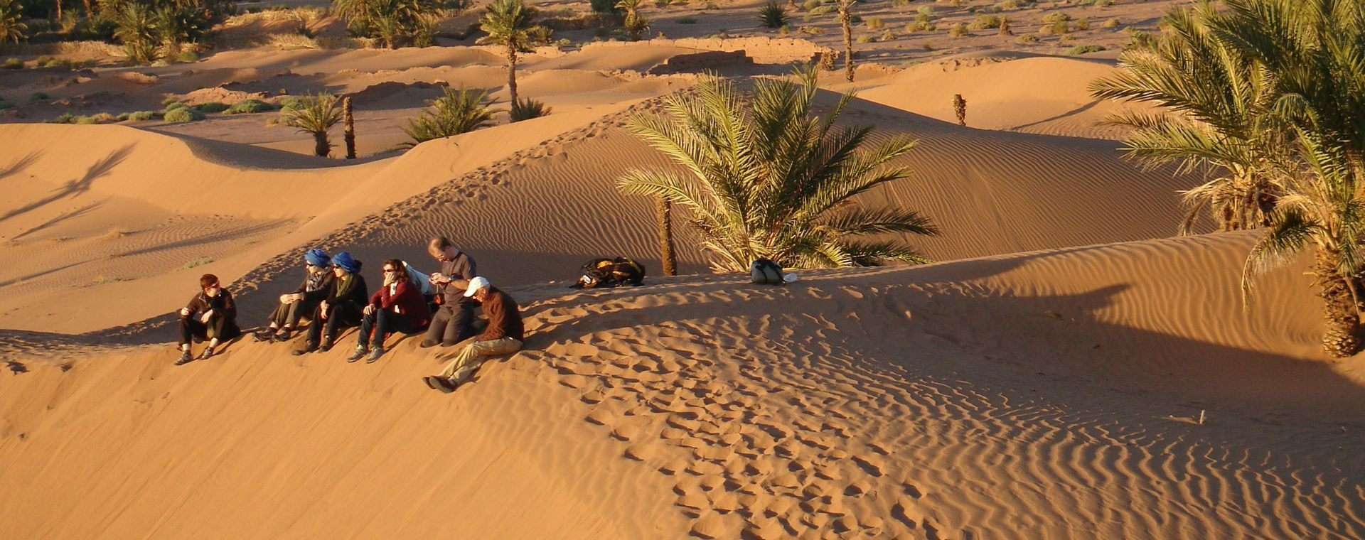 Randonneurs au repos dans les dunes - Sahara - Maroc