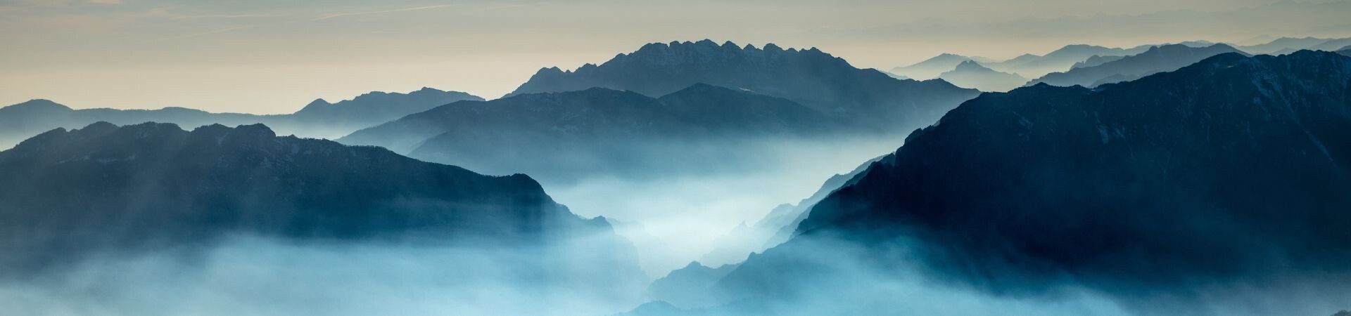 Crêtes de montagnes dans la brume