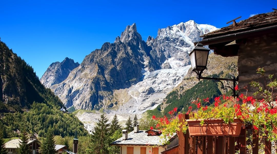 Mont Blancmassief vanuit Courmayeur, illustratie van het gebied