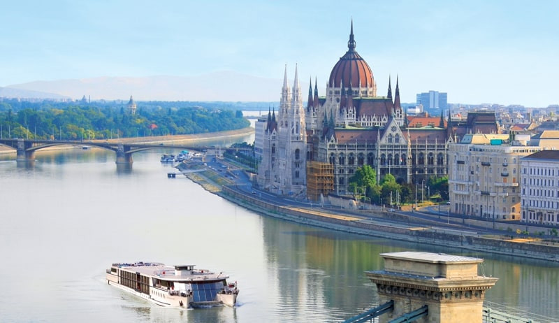 ms_primadonna_aussenansicht_budapest_kettenbruecke_parlament