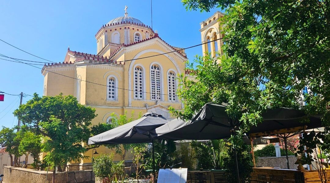 Orthodoxe kerk met terras van een taverna - Kythira - Griekenland
