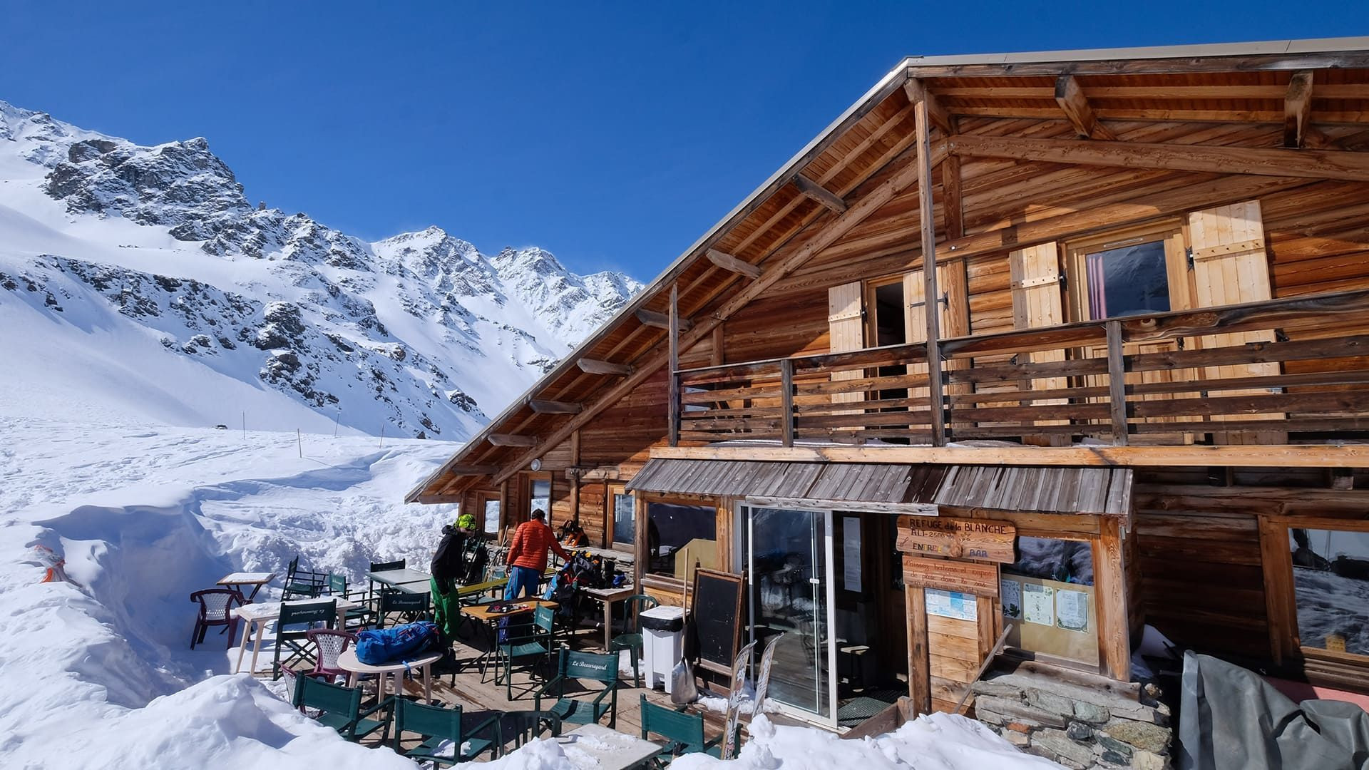 Refuge de la Blanche et sa terrasse - Queyras - Alpes - France