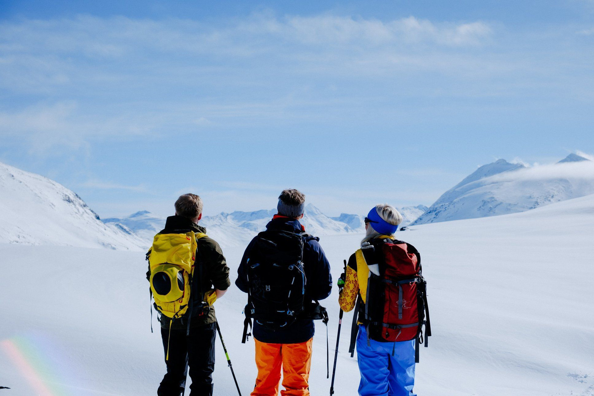 © Daniel Jacobsen Skieurs de randonnée sur un plateau enneigé - Leirvassbu - Jotunheimen