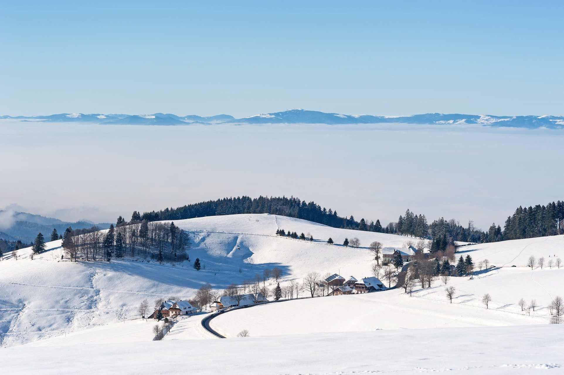 © Michel Madré Paysage enneigé au-dessus d'une mer de nuages - Vosges - France