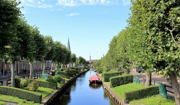 Canal bordé d'arbres à IJlst - Frise - Pays-Bas