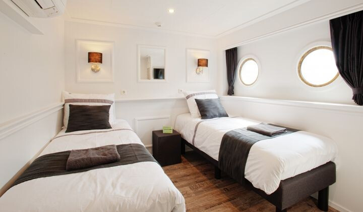 Standaard tweepersoonshut met twee bedden op het schip Magnifique II