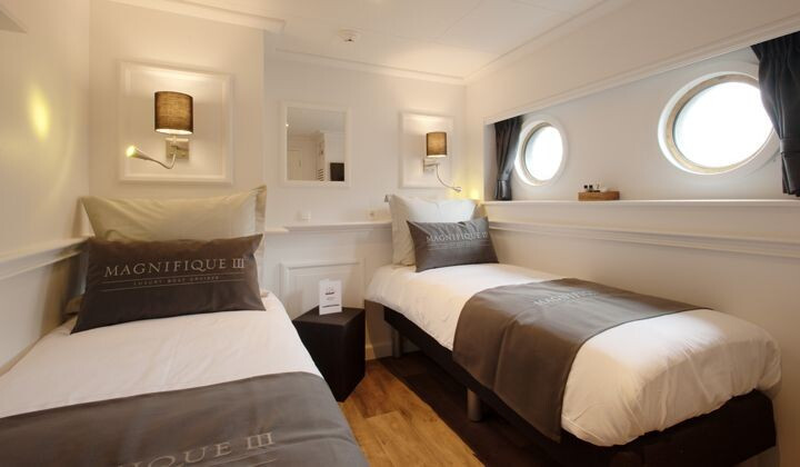 Standaard tweepersoonshut met twee bedden op het schip Magnifique III