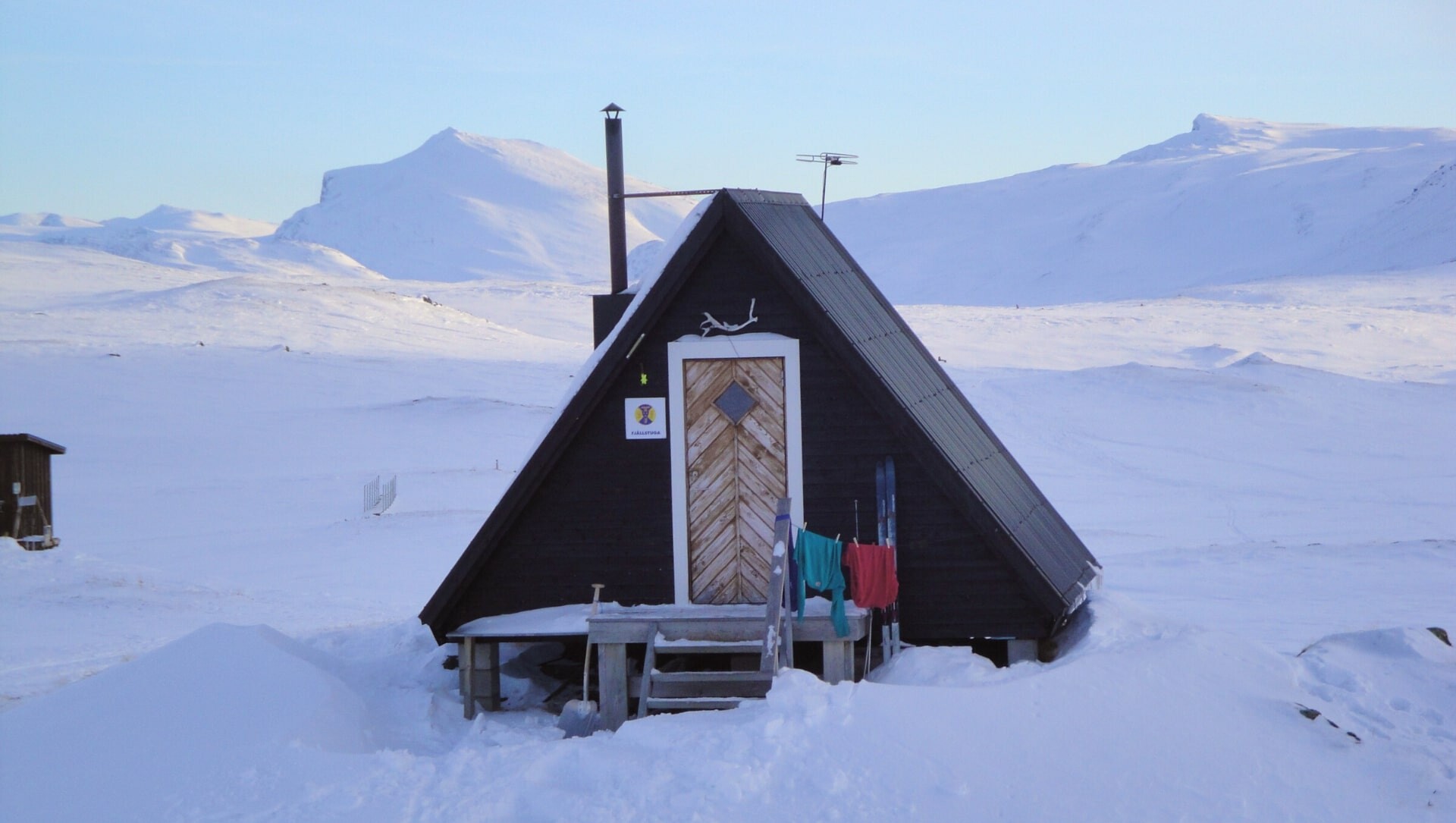 Petite cabane typique de la Kungsleden en hiver - Laponie suédoise - Suède
