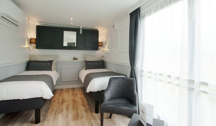 Suite met twee bedden op het bovendek van het schip Magnifique III