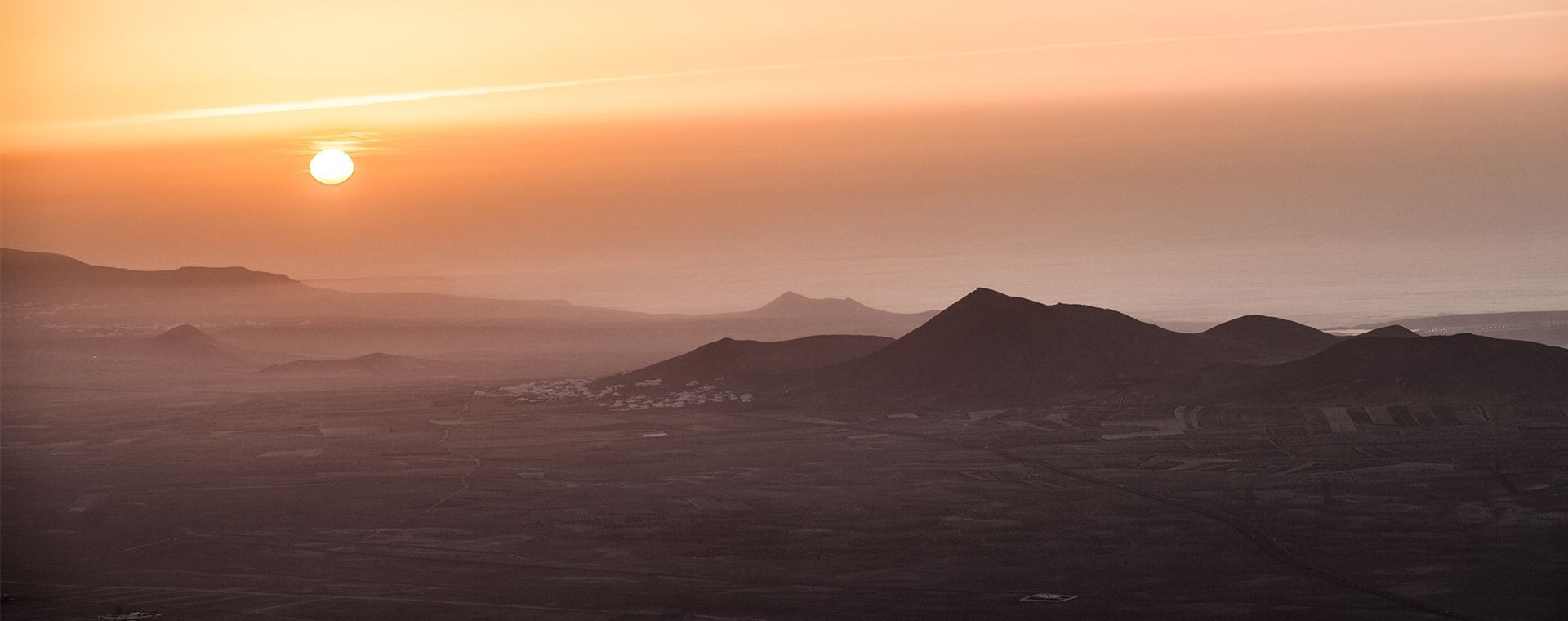 © Juan Carlos Otero Lever de soleil sur les volcans depuis Teguise - Lanzarote - Espagne