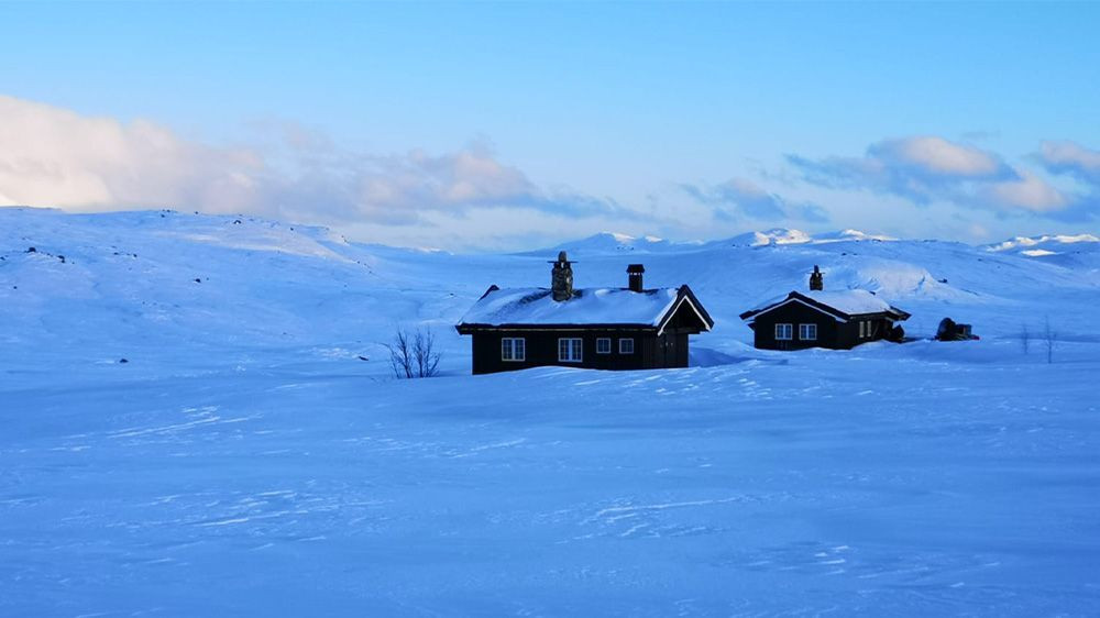 Cabanes en bois dans la neige profonde - Hardangervidda - Norvège